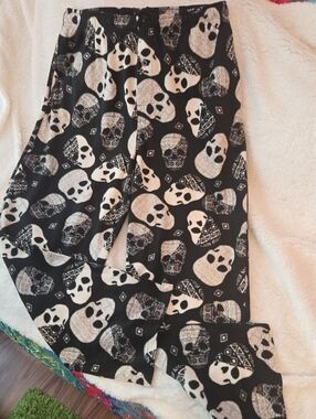 Men's Black and White Skull Print Lounge Pants